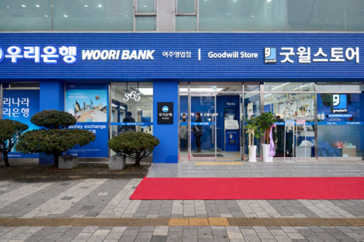 A Warm Transformation of Bank Branches... Woori Bank Transitions to a ...