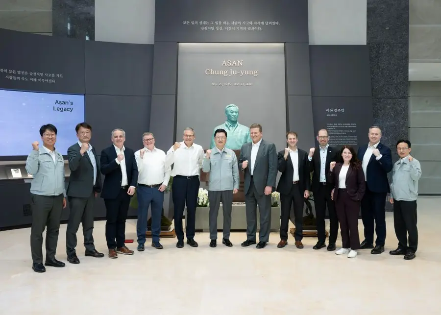 In early May, executives from Canada’s Irving Shipbuilding visited HD Hyundai Heavy Industries’ headquarters in Ulsan and took a commemorative photo in front of a bust of the founder Chung-Ju-young Jeong (photo left from the sixth person: HD Hyundai Heavy Industries President Joo Won-ho, Dirk Lesko, president of Irving Shipbuilding). Photo=HD Hyundai Heavy Industries